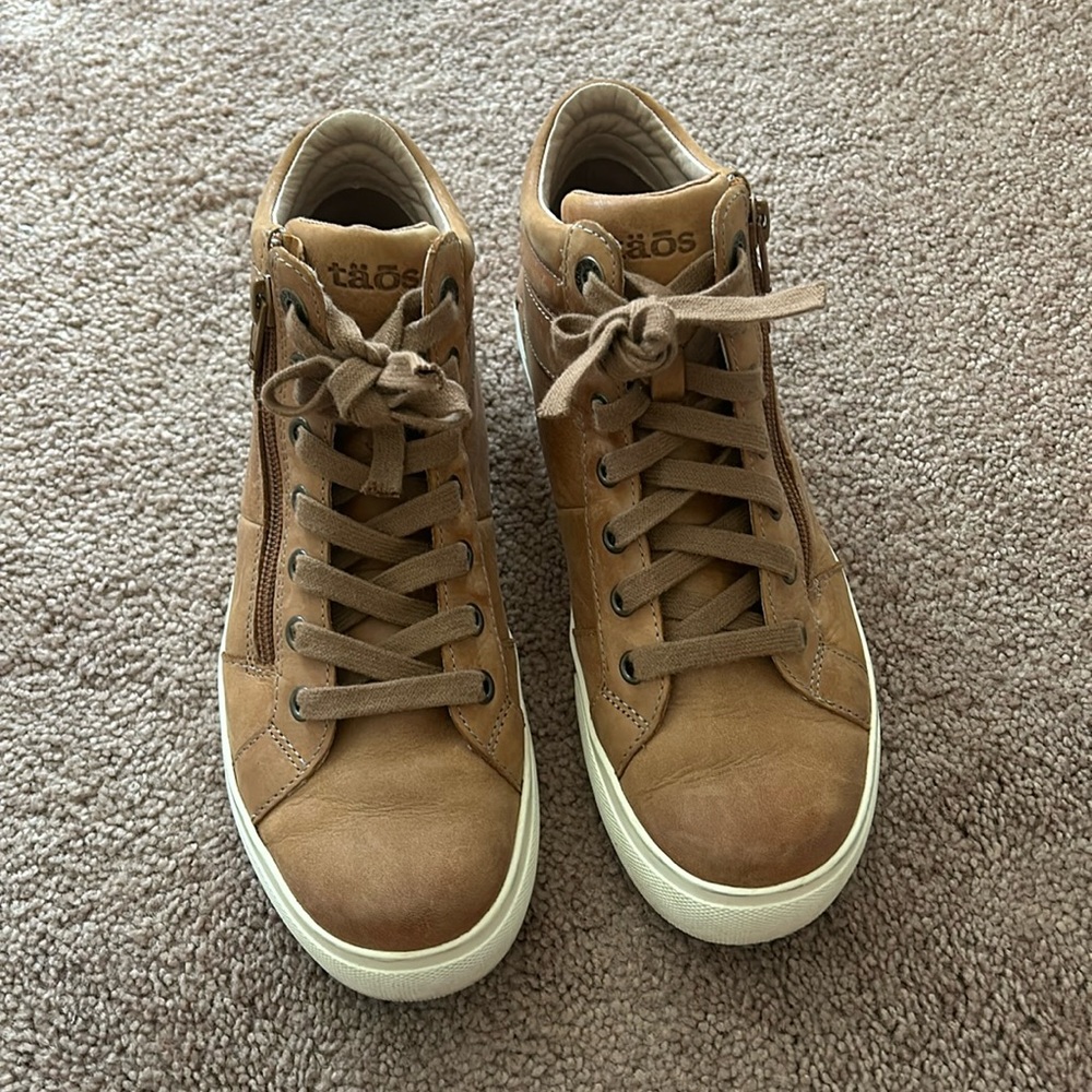 Taos Winner Sneaker size 7
